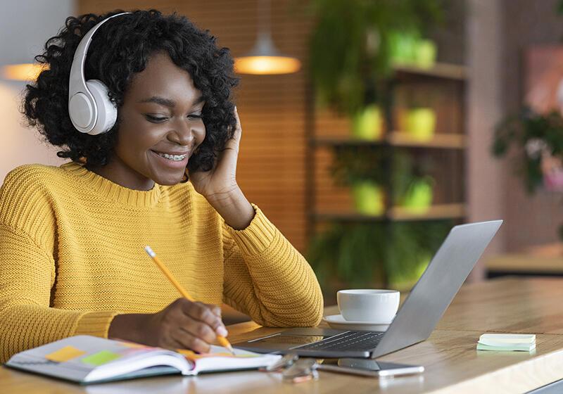 lady on laptop