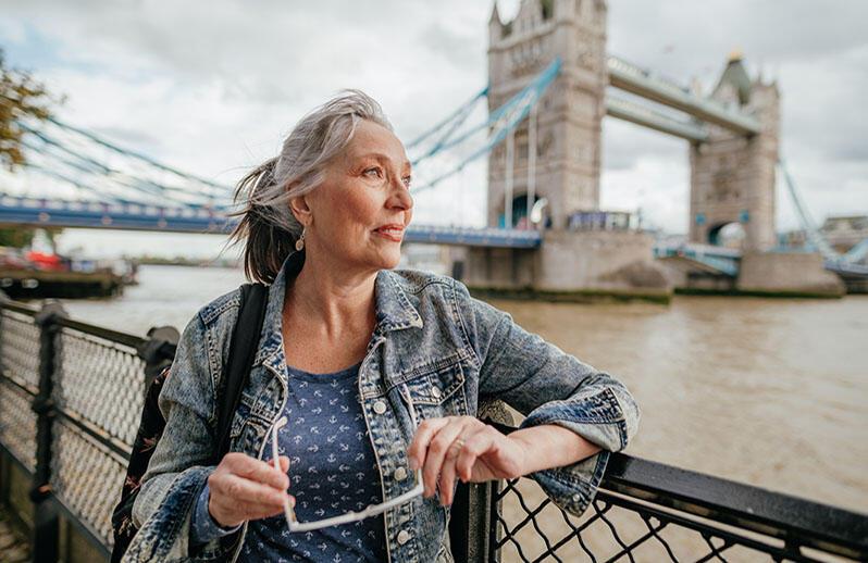 Hands holding a lightbulb