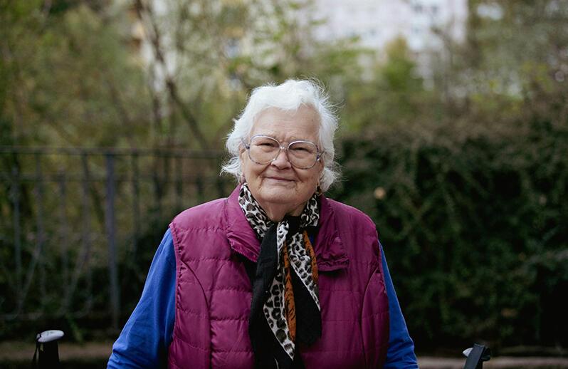 Hands holding a lightbulb