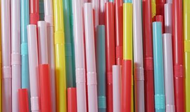 drinking straws of different colours