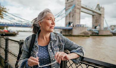 Hands holding a lightbulb