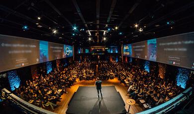 Lecture from above, speaker in the middle