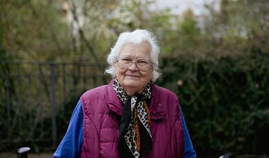 Hands holding a lightbulb