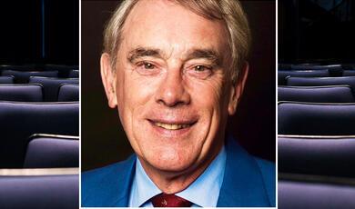 Hands holding a lightbulb