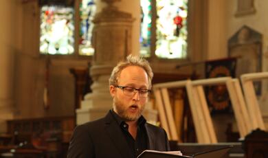 photograph of timothy reynolds singing