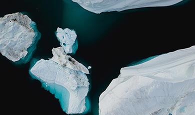a bird's eye view of icebergs in the ocean