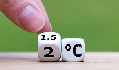 finger rolling dice with 1.5 and 2 on it, and a second die has degree celsius symbol on it