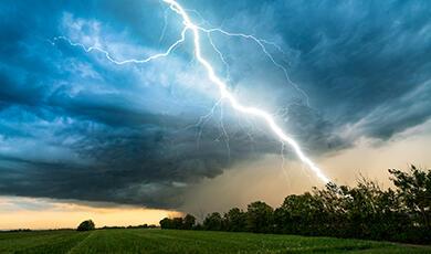 a bolt of lightning in the sky